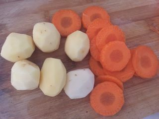 3、酸菜鱼,小土豆去皮,胡萝卜去皮切成薄片