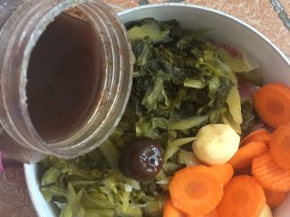 6、酸菜鱼,然后放入胡萝卜片和小土豆,加入自制的酸梅汤和一颗酸梅