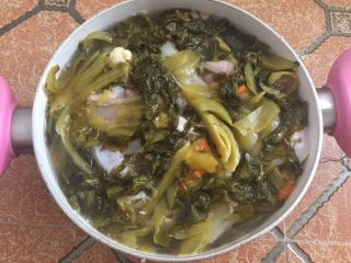 12、酸菜鱼,加入适量清水,没过就好,酸菜盖在材料上面,然后盖上盖子放入冰箱冷藏半天,让鱼肉充分腌制酸菜汁