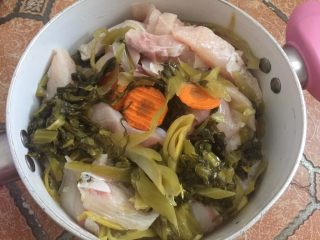 10、酸菜鱼,用手充分抓均匀