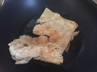 14、酸菜鱼,翻面炸,炸至两面金黄即可捞起备用