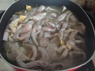 23、酸菜鱼,加入适量清水,没过食材即可