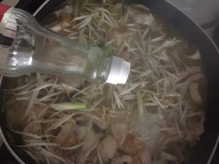 26、酸菜鱼,倒入白醋