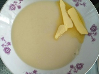 4、雪媚娘,蒸好的面团上趁热放上黄油