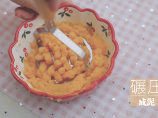 8、红薯的3+1种有爱吃法「厨娘物语」,1个红薯去皮切滚刀块，放入蒸锅中大火15分钟蒸熟。