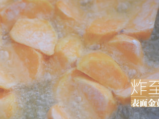 19、红薯的3+1种有爱吃法「厨娘物语」,将红薯块炸至表面金黄，控油捞出备用。