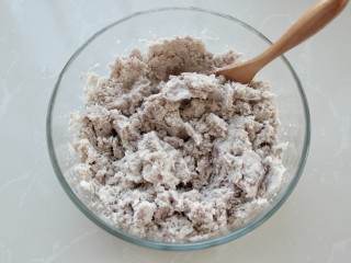 3、香酥芋泥卷,上锅蒸熟后碾压成泥