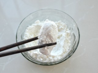 7、香酥芋泥卷,先裹上一层薄淀粉