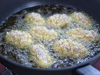 11、香酥芋泥卷,锅中放适量油烧至八成热，放入芋头中小火炸制