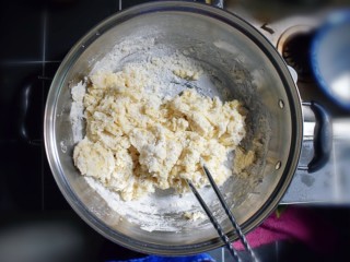 6、奶香葡萄干小面包（电饭锅版）,用筷子搅拌成絮状。