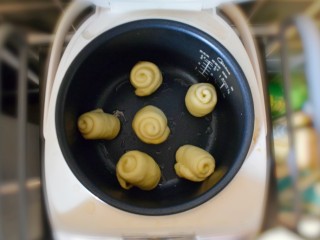 15、奶香葡萄干小面包（电饭锅版）,将做好的放入电饭锅中，盖上盖子。