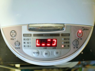 19、奶香葡萄干小面包（电饭锅版）,盖上盖子，按下“蛋糕键”，直至电饭煲自动跳闸关闭。