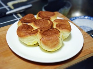 21、奶香葡萄干小面包（电饭锅版）,取一只大盘子，轻轻的将电饭煲内胆倒扣（注意别烫着手哦），即可取出。