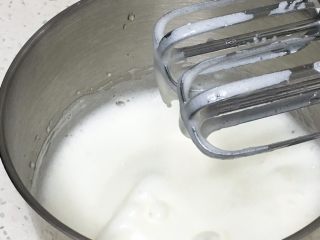 2、芒果蛋糕卷,做蛋糕蛋白打发是关键,会出现三个不同的层次,先加入30克细砂糖,用打蛋器高速搅打50圈,蛋白由粗泡变得细腻,打蛋头上出现下垂的弯钩。