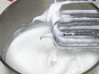 3、芒果蛋糕卷,加入第二次的细砂糖15克,也同样搅打50圈,蛋白开始发白,纹路清晰。
