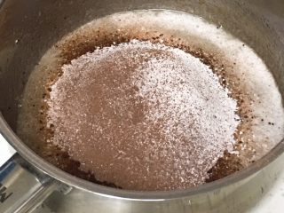 6、芒果蛋糕卷,过筛低筋粉和可可粉,也用打蛋器打至浓稠。