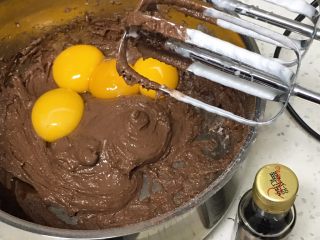 7、芒果蛋糕卷,再加入蛋黄和香草精。