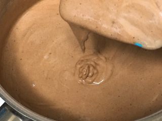 10、芒果蛋糕卷,用翻拌的手法拌匀蛋糕糊,不能时间长,可可粉很容易消泡的。