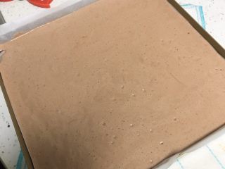 13、芒果蛋糕卷,蛋糕糊倒入金盘,这几下,消除气泡。