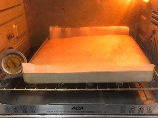 14、芒果蛋糕卷,烤箱事先预热,蛋糕糊做好立即送入烤箱烤制,烤箱150度,时间20分钟烤制。