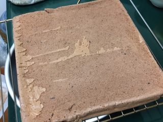 15、芒果蛋糕卷,烤完立即倒扣,掀掉烤盘纸。