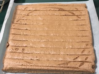 18、芒果蛋糕卷,冷却一下,再拿一张烤盘纸,蛋糕移至烤盘纸上。