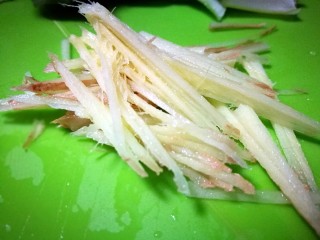 4、翡翠白玉虾姑汤,生姜切成丝