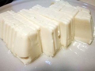 7、翡翠白玉虾姑汤,豆腐切块儿
