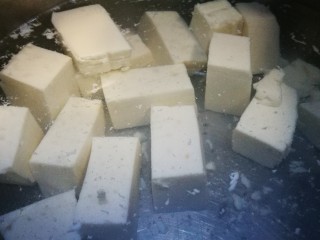 8、翡翠白玉虾姑汤,锅中水开下豆腐