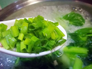 12、翡翠白玉虾姑汤,撒入香葱即可关火出锅