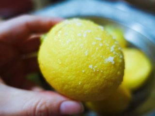 2、柠檬膏（电压力锅版本）,每一个柠檬都认真搓洗干净，新鲜柠檬的蒂是绿色的，挑柠檬时候可以注意一下。