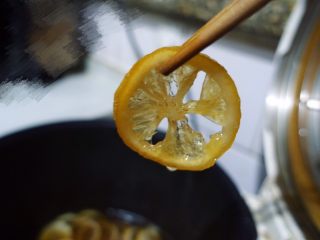 7、柠檬膏（电压力锅版本）,我家电压力锅煮粥是半个小时，这是压了一次的样子，我又压了半个小时，然后保温8小时。当然隔水炖效果会很好，隔水炖4到6小时就好了。