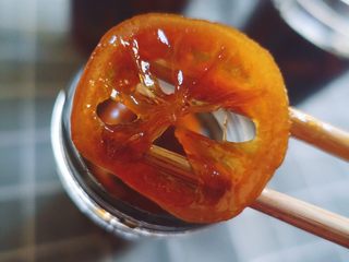 8、柠檬膏（电压力锅版本）,闷了一晚上的柠檬膏，颜色很美丽，装瓶即可。瓶子一定要无水无油，提前煮过或者开水烫过消毒。每次食用时候用干净无水的勺子或者筷子。保质期三个月左右，糖多的话可以放的久。