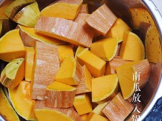 3、潮汕-南瓜花生粥,切好的南瓜，放入高压锅里，加水至与南瓜齐平即可，水！一！定！不！能！放！太！多！否则南瓜变水瓜，口感全失，吃起来“菜菜”。
