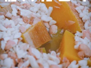 4、潮汕-南瓜花生粥,敲黑板，如果像我们用高压锅煮南瓜花生粥，高压锅盖的盖子不要完全拧紧，方便南瓜煮至7、8分熟的时候，把花生碎丢进锅里煮。也可用平常的锅来煮，不一定用高压锅。