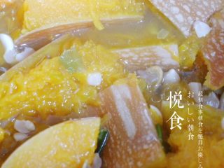 5、潮汕-南瓜花生粥,花生碎丢进锅里，焖煮10~15分钟出锅，出锅的南瓜基本上还是完整的一块。