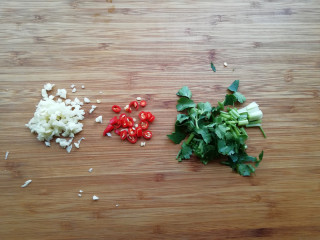 8、【豆皮金针菇卷】,将香菜切小段、大蒜切末，小米辣切成辣椒圈