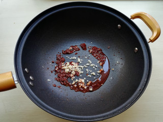 10、【豆皮金针菇卷】,下入蒜末炒香