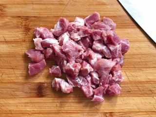 1、四喜蒸饺,猪肉冲洗干净，沥干水分，用刀切块。
