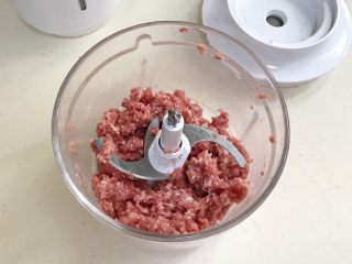 3、四喜蒸饺,按II键启动绞肉机绞碎。