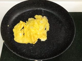 9、四喜蒸饺,往平底锅内倒入少许食用油，鸡蛋打散入锅中煎熟，继续放入绞肉机中搅碎。