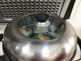 15、四喜蒸饺,入蒸锅中蒸煮10～12分钟。