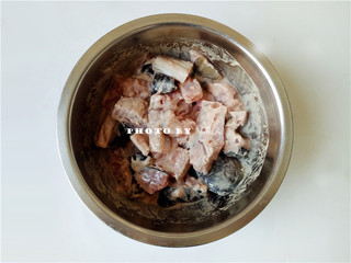 3、红烧鱼,鱼块用适量盐、料酒腌制均匀后，再用适量淀粉抓匀；