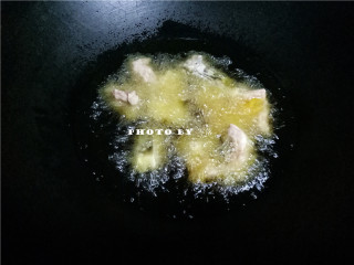 4、红烧鱼,炒锅烧热，倒入适量植物油；油量需比平常炒菜多一些；油锅烧热后，放入鱼块，转中小火；