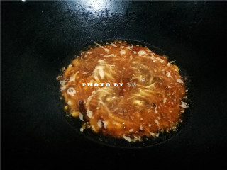 8、红烧鱼,倒入适量清水；