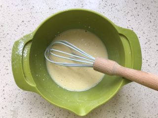 2、简单颜值高—荷兰松饼低卡版,剩余材料搅拌均匀 ，（我没加糖，要加糖的话加5g）搅拌到没有疙瘩顺滑（黄油是涂锅底的哦 不用加到面糊里）