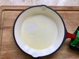 3、简单颜值高—荷兰松饼低卡版,烤箱预热完成后，铸铁锅拿出来，把面糊倒入铸铁锅内！【我用的16cm的铸铁锅，你可以换成16cm左右的烤碗或者烤盘，此处是一人份， 两人份双倍量可以换20cm的烤盘锅等！烤盘烤碗的高度在5cm左右哦效果好】