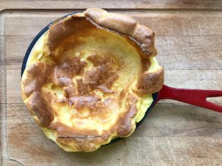 6、简单颜值高—荷兰松饼低卡版,时间到出炉，颜色刚好，刚出炉很高，出炉后会回缩，造型很好看像个盆地????