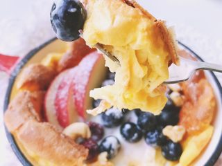 9、简单颜值高—荷兰松饼低卡版,今日早餐营养指南：碳水（面粉）蛋白（鸡蛋酸奶牛奶）纤维V生素（各类水果 ）我做的时候没有加糖，连最后的装饰没用糖粉，用的椰蓉。没加糖的味道嫩嫩的，加上有酸奶水果搭配吃起来味道刚好！喜欢给个关注呗……