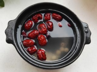 1、黑花生莲子糯米粥,添适量水。